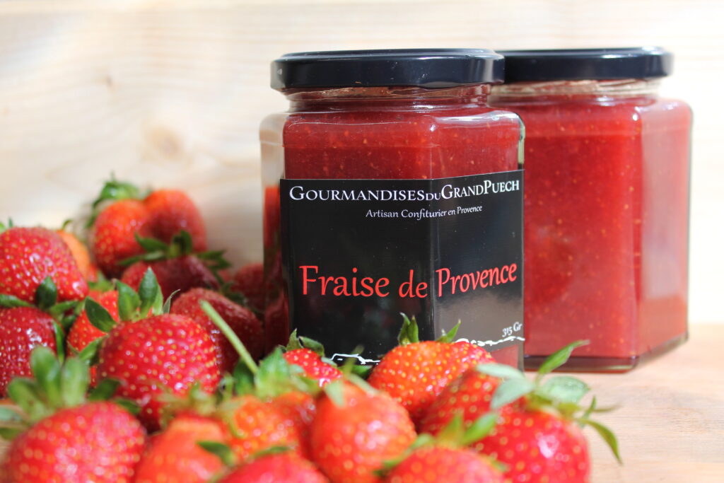 pots de confiture de fraise